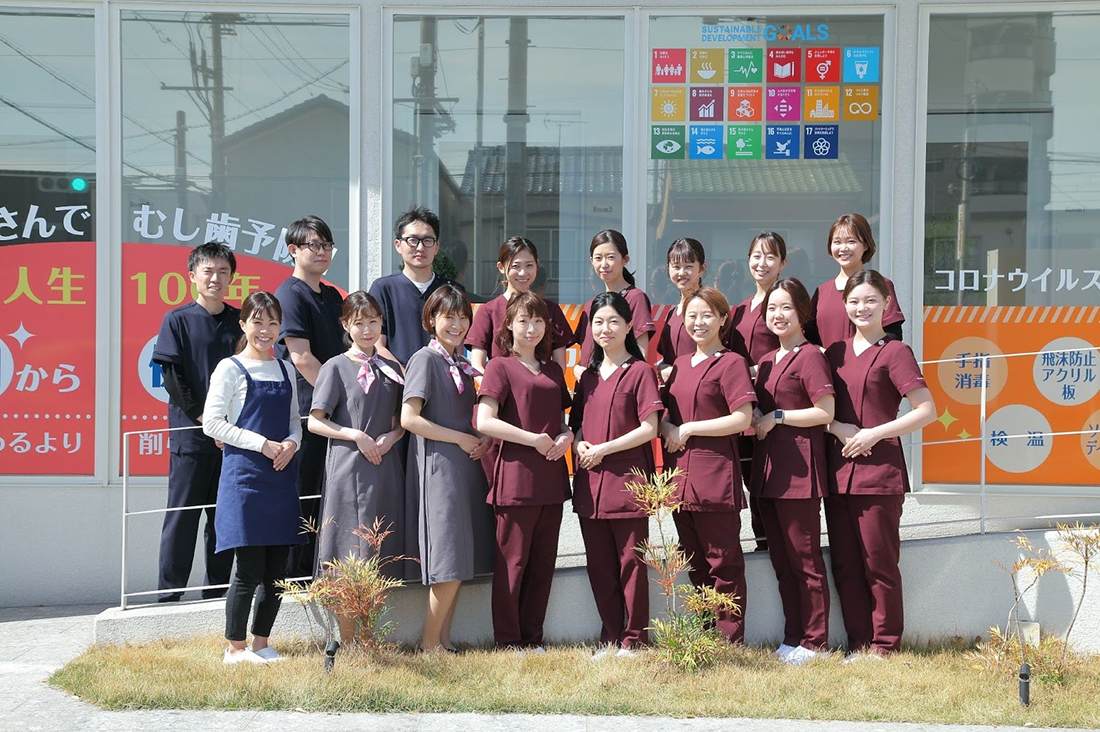 かすもり・おしむら歯科の医院前でスタッフが集まっている集合写真